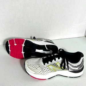 New Balance v.6 680 size 6 sneakers/running shoes.